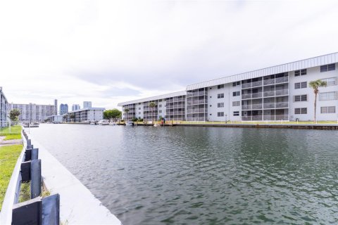 Copropriété à vendre à North Miami Beach, Floride: 2 chambres, 100.8 m2 № 1828718 - photo 5
