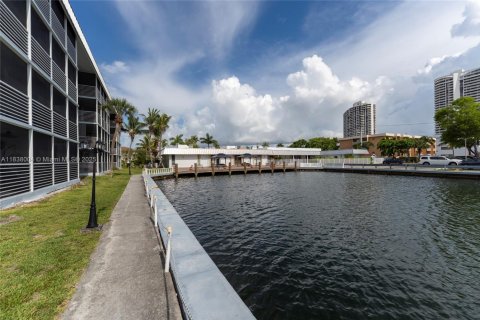 Copropriété à vendre à North Miami Beach, Floride: 2 chambres, 100.8 m2 № 1828718 - photo 8