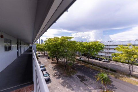 Copropriété à vendre à North Miami Beach, Floride: 2 chambres, 100.8 m2 № 1828718 - photo 12