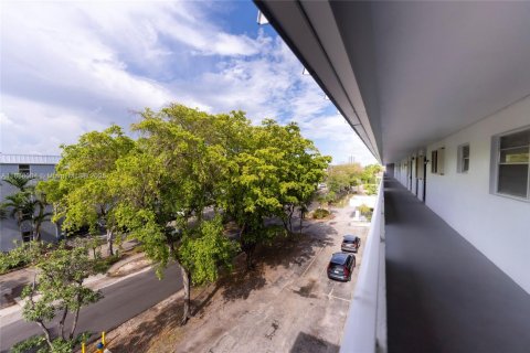 Copropriété à vendre à North Miami Beach, Floride: 2 chambres, 100.8 m2 № 1828718 - photo 17