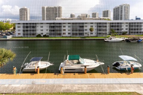 Copropriété à vendre à North Miami Beach, Floride: 2 chambres, 100.8 m2 № 1828718 - photo 2
