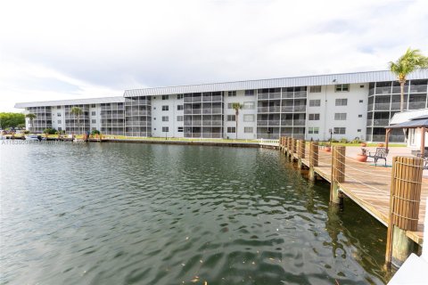Copropriété à vendre à North Miami Beach, Floride: 2 chambres, 100.8 m2 № 1828718 - photo 6