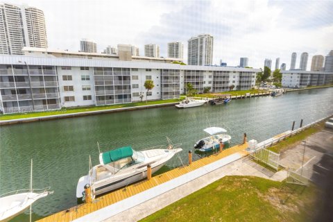 Copropriété à vendre à North Miami Beach, Floride: 2 chambres, 100.8 m2 № 1828718 - photo 3