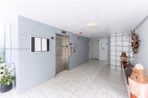 Copropriété à vendre à North Miami Beach, Floride: 2 chambres, 100.8 m2 № 1828718 - photo 15