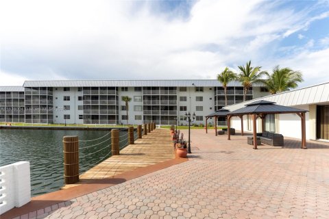 Copropriété à vendre à North Miami Beach, Floride: 2 chambres, 100.8 m2 № 1828718 - photo 14