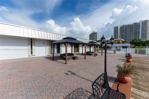 Copropriété à vendre à North Miami Beach, Floride: 2 chambres, 100.8 m2 № 1828718 - photo 13