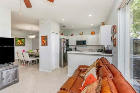 Touwnhouse à vendre à Miami, Floride: 3 chambres, 148.83 m2 № 1820369 - photo 6