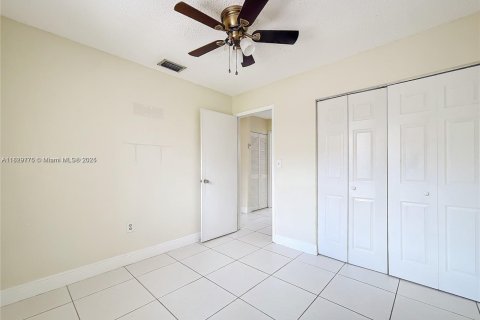 Townhouse in Hialeah, Florida 3 bedrooms, 109.81 sq.m. № 1802788 - photo 13