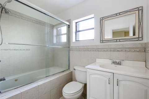Townhouse in Hialeah, Florida 3 bedrooms, 109.81 sq.m. № 1802788 - photo 11