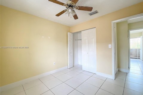 Townhouse in Hialeah, Florida 3 bedrooms, 109.81 sq.m. № 1802788 - photo 12