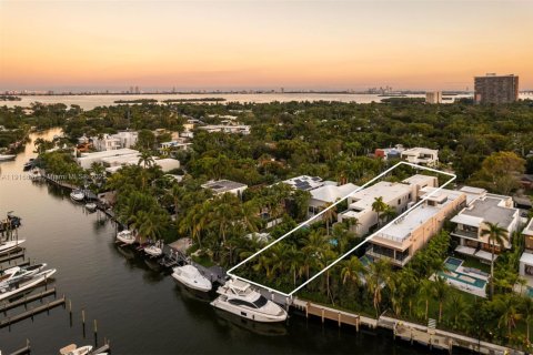 Villa ou maison à vendre à Miami, Floride: 6 chambres, 656.35 m2 № 1972156 - photo 1