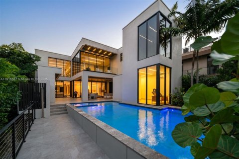 Villa ou maison à vendre à Miami, Floride: 6 chambres, 656.35 m2 № 1972156 - photo 2