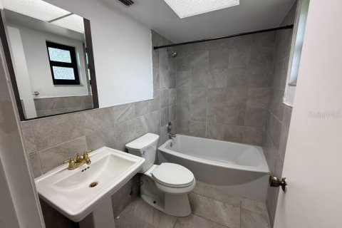 Condominio en alquiler en Sarasota, Florida, 2 dormitorios, 90.77 m2 № 1905430 - foto 5