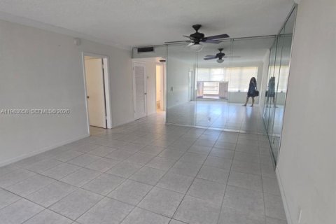 Condominio en venta en Hallandale Beach, Florida, 1 dormitorio, 99.5 m2 № 2049866 - foto 12