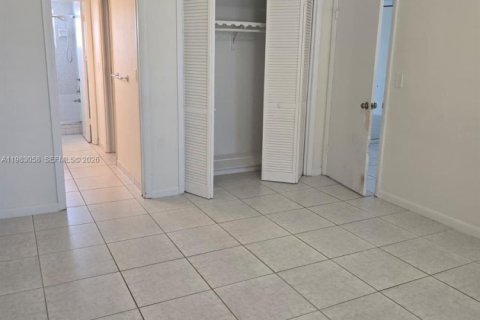 Condominio en venta en Hallandale Beach, Florida, 1 dormitorio, 99.5 m2 № 2049866 - foto 11