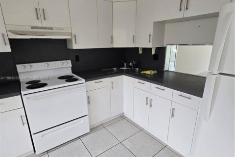 Condominio en venta en Hallandale Beach, Florida, 1 dormitorio, 99.5 m2 № 2049866 - foto 9