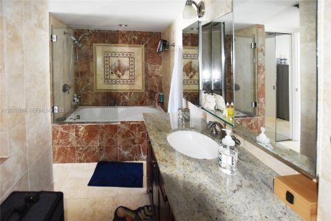 Снять в аренду кондоминиум в Майами, Флорида 3 спальни, 144.93м2, № 2145833 - фото 28