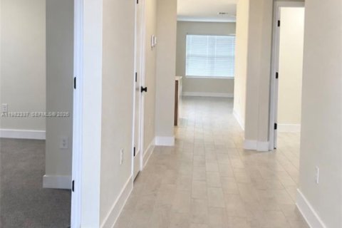 House in Lehigh Acres, Florida 4 bedrooms, 169.83 sq.m. № 2402393 - photo 15