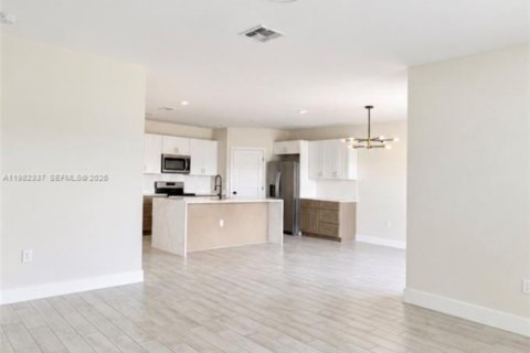 House in Lehigh Acres, Florida 4 bedrooms, 169.83 sq.m. № 2402393 - photo 10