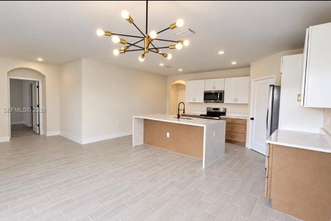 House in Lehigh Acres, Florida 4 bedrooms, 169.83 sq.m. № 2402393 - photo 5