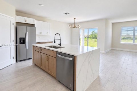 House in Lehigh Acres, Florida 4 bedrooms, 169.83 sq.m. № 2402393 - photo 3