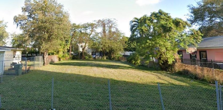 Terreno en Miami, Florida № 1984962