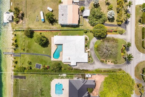 House in Miami, Florida 6 bedrooms, 485.23 sq.m. № 2058524 - photo 15