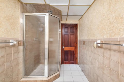 House in Miami, Florida 6 bedrooms, 485.23 sq.m. № 2058524 - photo 25