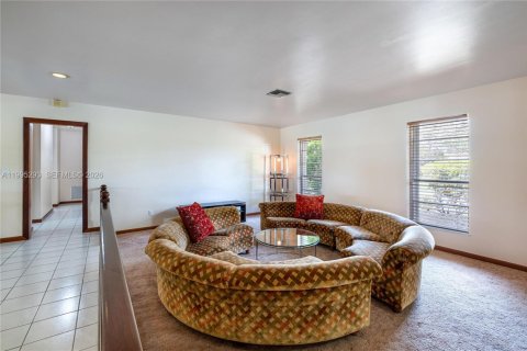 House in Miami, Florida 6 bedrooms, 485.23 sq.m. № 2058524 - photo 7