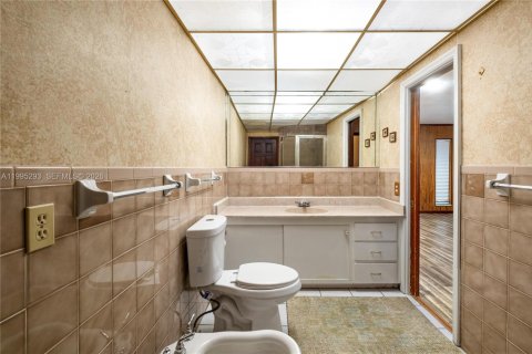 House in Miami, Florida 6 bedrooms, 485.23 sq.m. № 2058524 - photo 26