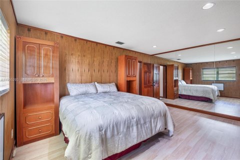 House in Miami, Florida 6 bedrooms, 485.23 sq.m. № 2058524 - photo 16