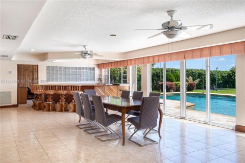 House in Miami, Florida 6 bedrooms, 485.23 sq.m. № 2058524 - photo 10