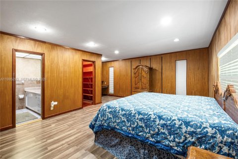 House in Miami, Florida 6 bedrooms, 485.23 sq.m. № 2058524 - photo 23