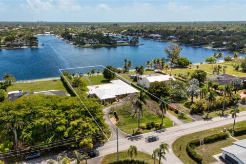 House in Miami, Florida 6 bedrooms, 485.23 sq.m. № 2058524 - photo 14