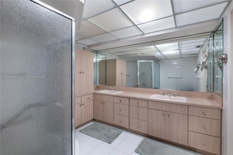 House in Miami, Florida 6 bedrooms, 485.23 sq.m. № 2058524 - photo 18