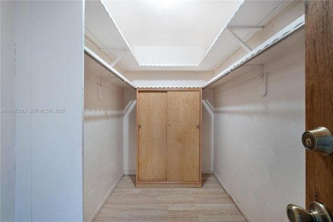 House in Miami, Florida 6 bedrooms, 485.23 sq.m. № 2058524 - photo 19