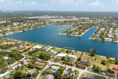 House in Miami, Florida 6 bedrooms, 485.23 sq.m. № 2058524 - photo 5