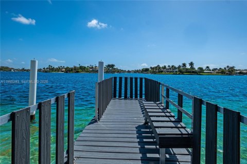 House in Miami, Florida 6 bedrooms, 485.23 sq.m. № 2058524 - photo 13