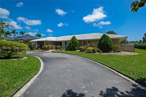 House in Miami, Florida 6 bedrooms, 485.23 sq.m. № 2058524 - photo 2