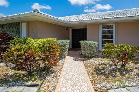 House in Miami, Florida 6 bedrooms, 485.23 sq.m. № 2058524 - photo 6