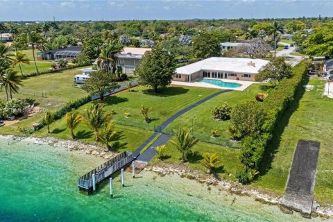 House in Miami, Florida 6 bedrooms, 485.23 sq.m. № 2058524