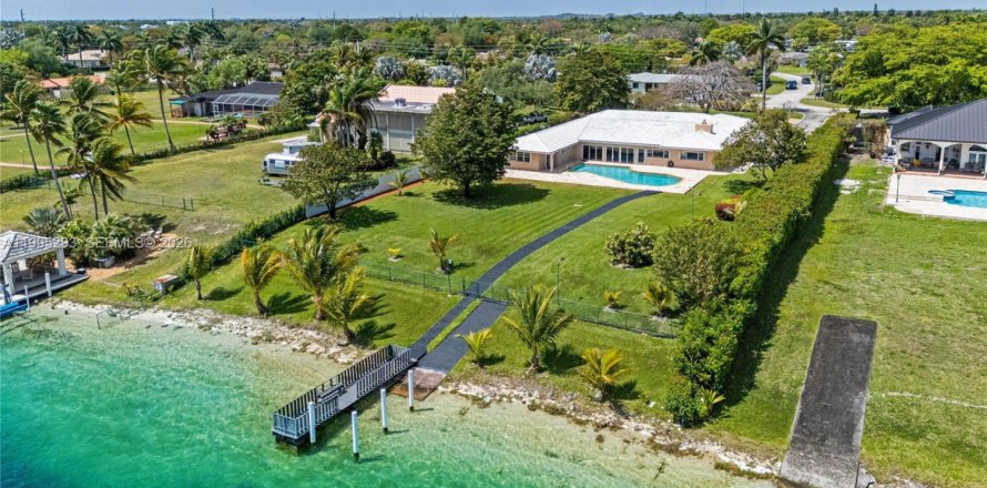 House in Miami, Florida 6 bedrooms, 485.23 sq.m. № 2058524