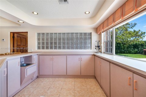 House in Miami, Florida 6 bedrooms, 485.23 sq.m. № 2058524 - photo 29