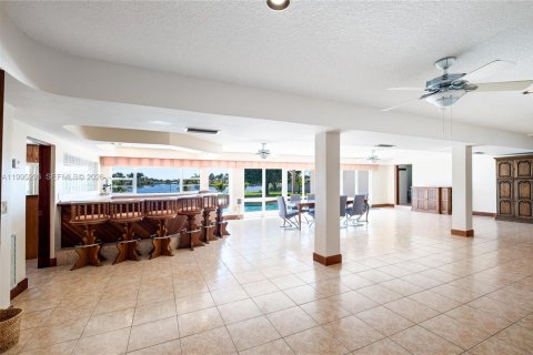 House in Miami, Florida 6 bedrooms, 485.23 sq.m. № 2058524 - photo 27