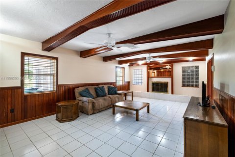 House in Miami, Florida 6 bedrooms, 485.23 sq.m. № 2058524 - photo 20