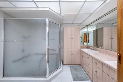 House in Miami, Florida 6 bedrooms, 485.23 sq.m. № 2058524 - photo 17