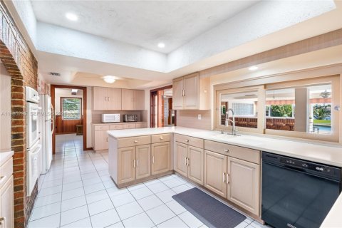 House in Miami, Florida 6 bedrooms, 485.23 sq.m. № 2058524 - photo 8