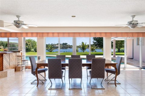 House in Miami, Florida 6 bedrooms, 485.23 sq.m. № 2058524 - photo 9