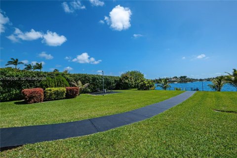 House in Miami, Florida 6 bedrooms, 485.23 sq.m. № 2058524 - photo 12