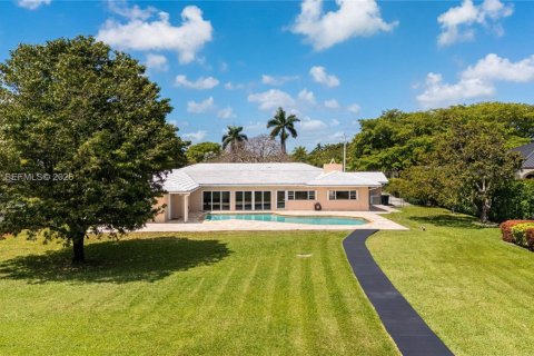 House in Miami, Florida 6 bedrooms, 485.23 sq.m. № 2058524 - photo 3